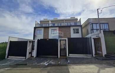 Imagem: A casa possui 3 Dormitórios, 2 Banheiros, 1 Vaga na garagem