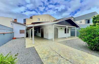 Imagem: A casa possui 4 Dormitórios, 3 Banheiros, 3 Vagas na garagem