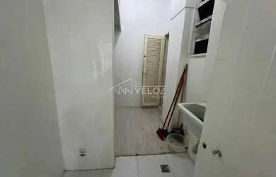 Imagem: O apartamento possui 1 Dormitório, 1 Banheiro, 38m² de Área