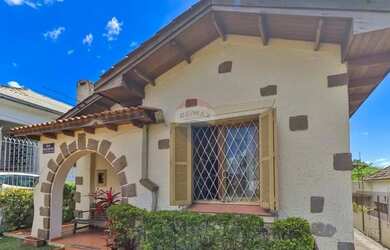 Imagem: A casa possui 5 Dormitórios, 3 Banheiros, 5 Vagas na garagem