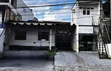 Imagem: A casa possui 4 Dormitórios, 3 Banheiros, 5 Vagas na garagem