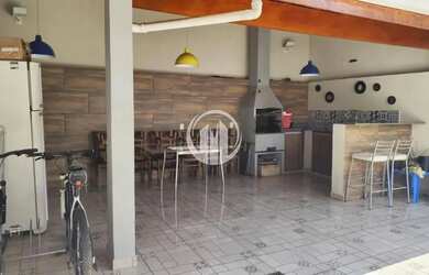 Imagem: A casa possui 3 Dormitórios, 3 Banheiros, 2 Vagas na garagem