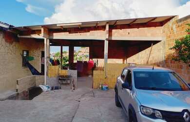 Imagem: A casa possui 4 Dormitórios, 3 Banheiros, 3 Vagas na garagem