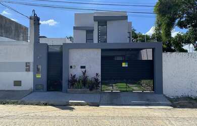 Imagem: A casa possui 3 Dormitórios, 2 Banheiros, 2 Vagas na garagem