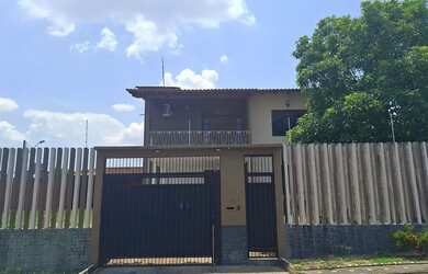 Imagem: A casa possui 2 Dormitórios, 3 Banheiros, 5 Vagas na garagem