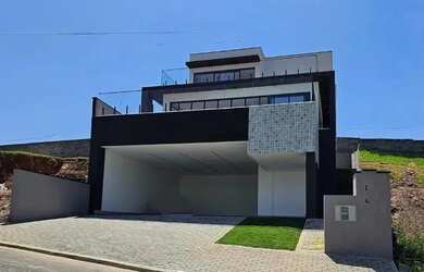 Imagem: A casa possui 3 Dormitórios, 5 Banheiros, 4 Vagas na garagem