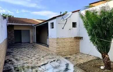 Imagem: A casa possui 2 Dormitórios, 2 Banheiros, 2 Vagas na garagem