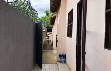 Imagem: A casa possui 2 Dormitórios, 1 Banheiro, 1 Vaga na garagem