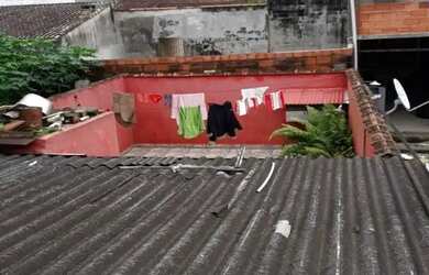 Imagem: A casa possui 3 Dormitórios, 2 Banheiros, 5 Vagas na garagem