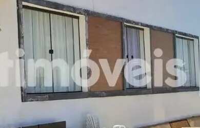 Imagem: A casa possui 3 Dormitórios, 2 Banheiros, 2 Vagas na garagem