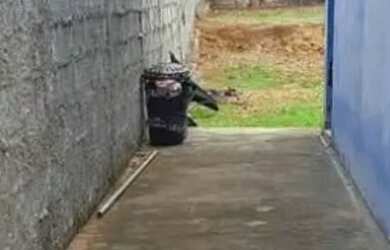 Imagem: A casa possui 2 Dormitórios, 1 Banheiro, 2 Vagas na garagem