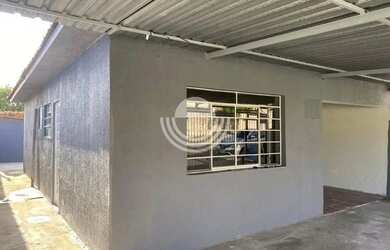 Imagem: A casa possui 3 Dormitórios, 1 Banheiro, 3 Vagas na garagem