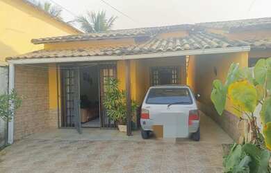 Imagem: A casa possui 3 Dormitórios, 1 Banheiro, 2 Vagas na garagem