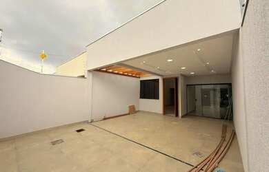 Imagem: A casa possui 3 Dormitórios, 2 Banheiros, 2 Vagas na garagem