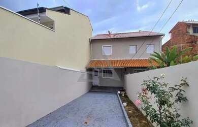 Imagem: A casa possui 2 Dormitórios, 2 Banheiros, 2 Vagas na garagem