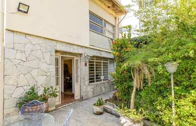 Imagem: A casa possui 3 Dormitórios, 3 Banheiros, 2 Vagas na garagem