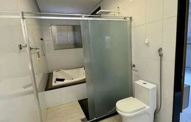 Imagem: A casa possui 4 Dormitórios, 4 Banheiros, 3 Vagas na garagem