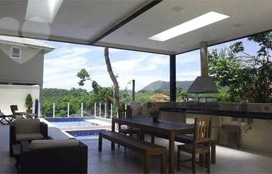 Imagem: A casa em condomínio possui 4 Dormitórios, 3 Banheiros, 2