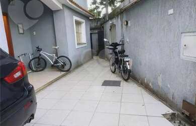 Imagem: A casa possui 4 Dormitórios, 3 Banheiros, 4 Vagas na garagem