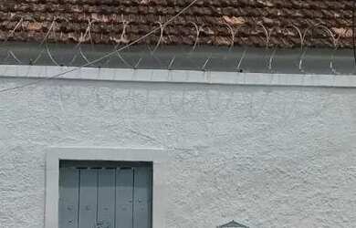 Imagem: A casa e possui 2 Dormitórios, Suítes, 1 Banheiro, 70-0m²