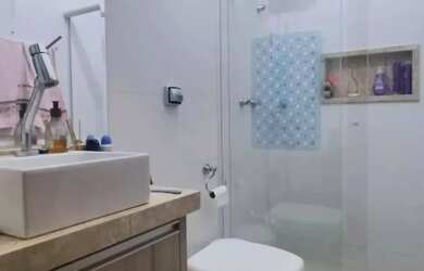 Imagem: A casa possui 4 Dormitórios, 4 Banheiros, 2 Vagas na garagem