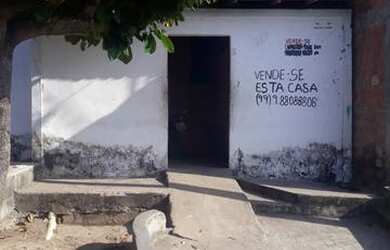 Imagem: A casa possui 2 Dormitórios, 4 Vagas na garagem, 180m² de