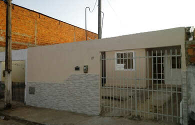 Imagem: A casa possui 2 Dormitórios, 1 Banheiro, 1 Vaga na garagem