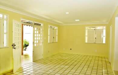 Imagem: A casa possui 4 Dormitórios, 1 Banheiro, 4 Vagas na garagem