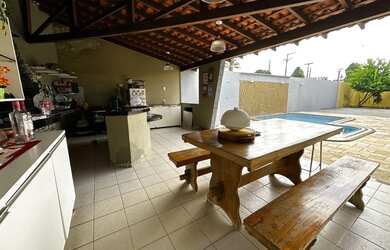 Imagem: A casa possui 4 Dormitórios, 4 Banheiros, 4 Vagas na garagem