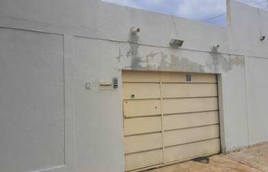 Imagem: A casa possui 3 Dormitórios, 4 Banheiros, 2 Vagas na garagem