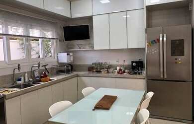 Imagem: A casa possui 3 Dormitórios, 3 Banheiros, 3 Vagas na garagem