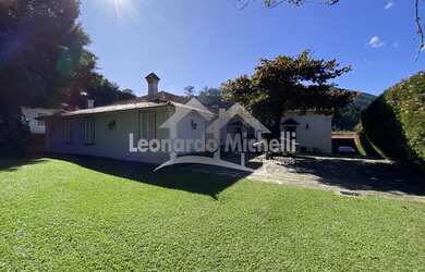 Imagem: A casa possui 4 Dormitórios, 5 Banheiros, 450m² de Área e