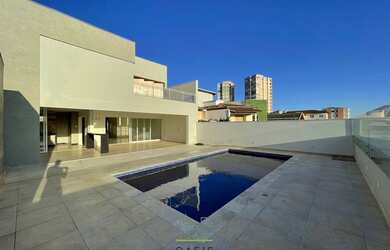 Imagem: A casa possui 4 Dormitórios, 5 Banheiros, 5 Vagas na garagem