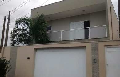 Imagem: A casa possui 4 Dormitórios, 4 Banheiros, 4 Vagas na garagem