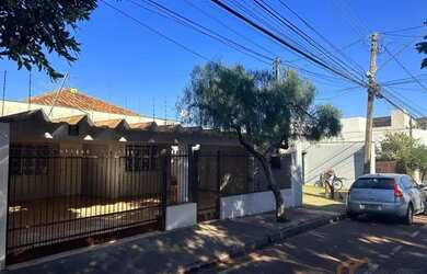 Imagem: A casa possui 3 Dormitórios, 3 Banheiros, 4 Vagas na garagem