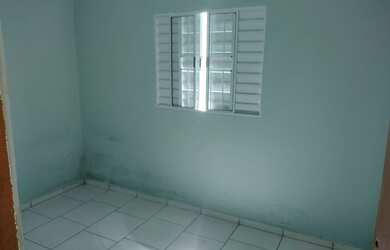 Imagem: A casa possui 2 Dormitórios, 1 Banheiro, 2 Vagas na garagem