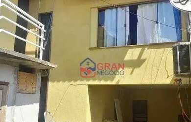 Imagem: A casa possui 4 Dormitórios, 3 Banheiros, 2 Vagas na garagem