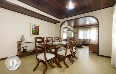 Imagem: A casa possui 5 Dormitórios, 5 Banheiros, 5 Vagas na garagem