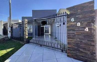 Imagem: A casa possui 3 Dormitórios, 2 Banheiros, 2 Vagas na garagem