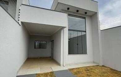 Imagem: A casa possui 3 Dormitórios, 2 Banheiros, 2 Vagas na garagem