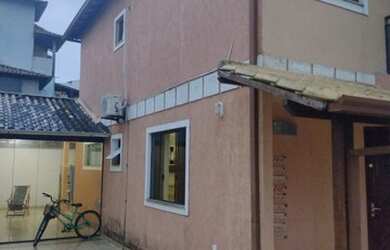 Imagem: A casa possui 3 Dormitórios, 3 Banheiros, 2 Vagas na garagem