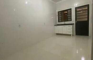 Imagem: A casa possui 1 Dormitório, 1 Banheiro, 1 Vaga na garagem