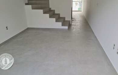 Imagem: A casa possui 2 Dormitórios, 2 Banheiros, 2 Vagas na garagem