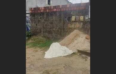 Imagem: A casa possui 2 Dormitórios, 1 Banheiro, 2 Vagas na garagem