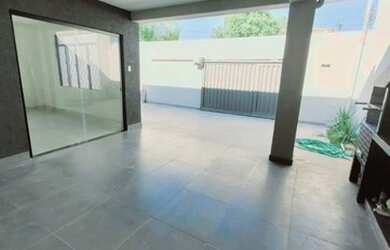 Imagem: A casa possui 3 Dormitórios, 2 Banheiros, 2 Vagas na garagem