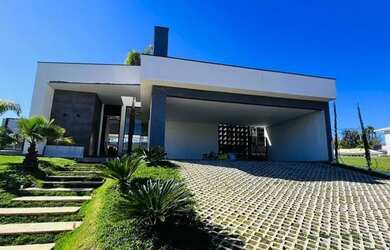 Imagem: A casa em condomínio possui 4 Dormitórios, 5 Banheiros, 5