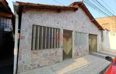 Imagem: A casa possui 4 Dormitórios, 2 Banheiros, 2 Vagas na garagem