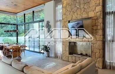 Imagem: A casa em condomínio possui 4 Dormitórios, 5 Banheiros, 400m²