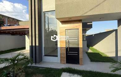 Imagem: A casa possui 3 Dormitórios, 2 Banheiros, 2 Vagas na garagem