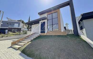 Imagem: A casa em condomínio possui 3 Dormitórios, 2 Banheiros, 2